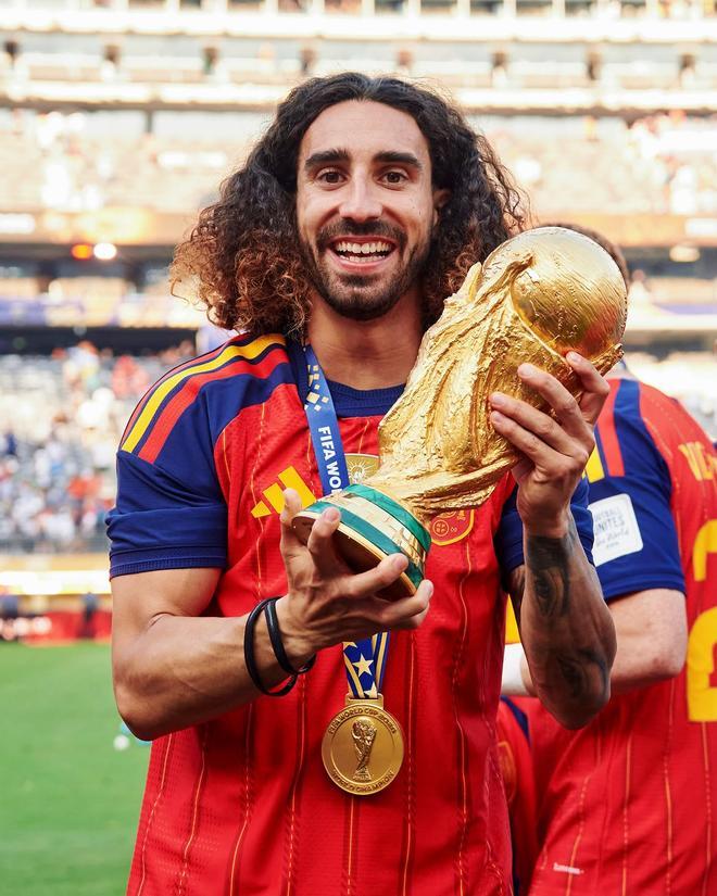 El gesto inesperado de Cucurella con un cartero de Horsham tras ganar el Mundial: "Soy el primer inglés en tenerla en 60 años"