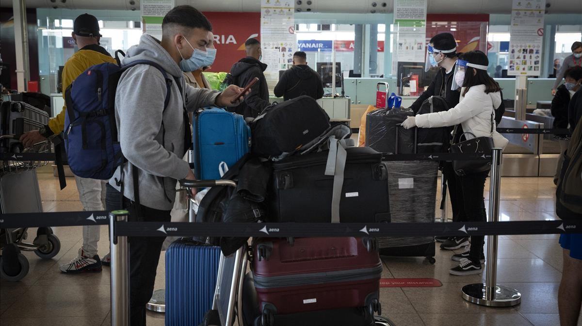 EL PRAT 21 12 2020 SOCIEDAD  GENTE EN AEROPUERTO QUE VIAJA POR NAVIDAD FOTO ELISENDA PONS