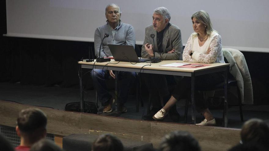 ta Calvo imparte charlas al alumnado de ESO y Bachillerato para concienciarles sobre la utilidad de la geolocalización