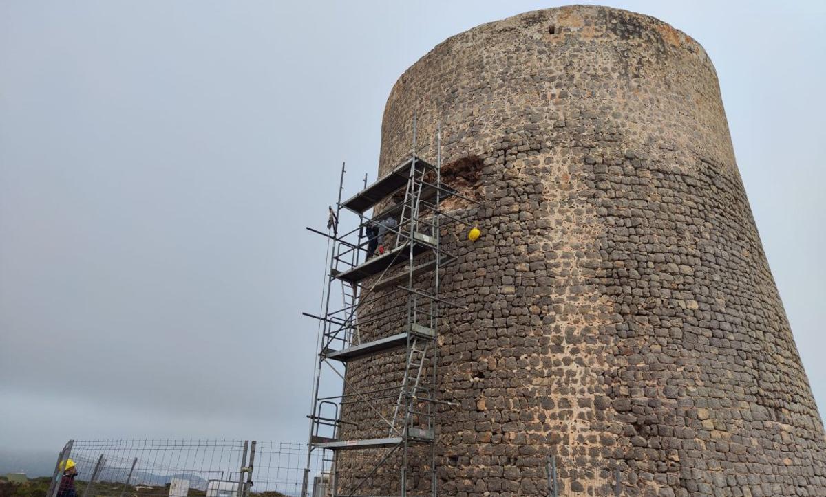 Dos imágenes de las obras de reparación de la torre de ses Salines. |