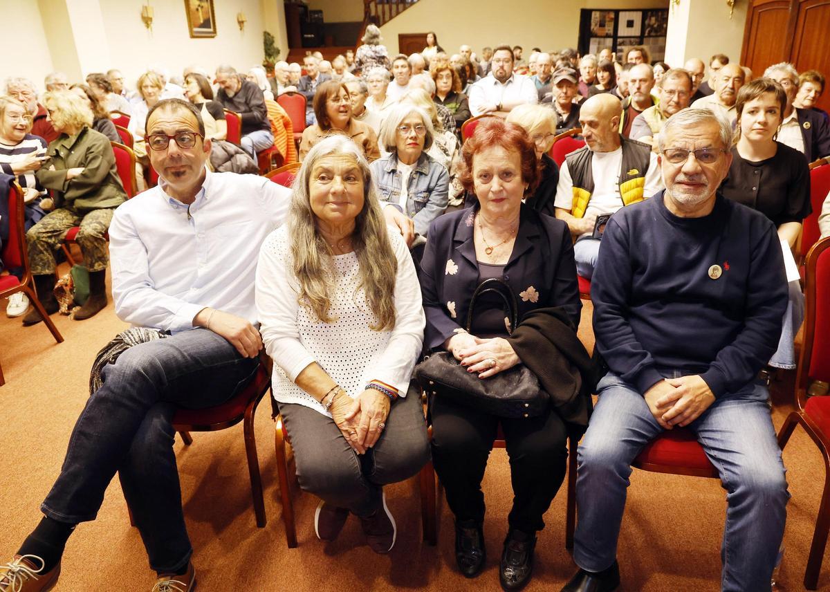 De izquierda a derecha, el sobrino y la hermana de Sánchez-Bravo, Luis y Victoria; la hermana de Humberto Baena, Flor, y el hermano de Moncho Reboiras, Manolo.