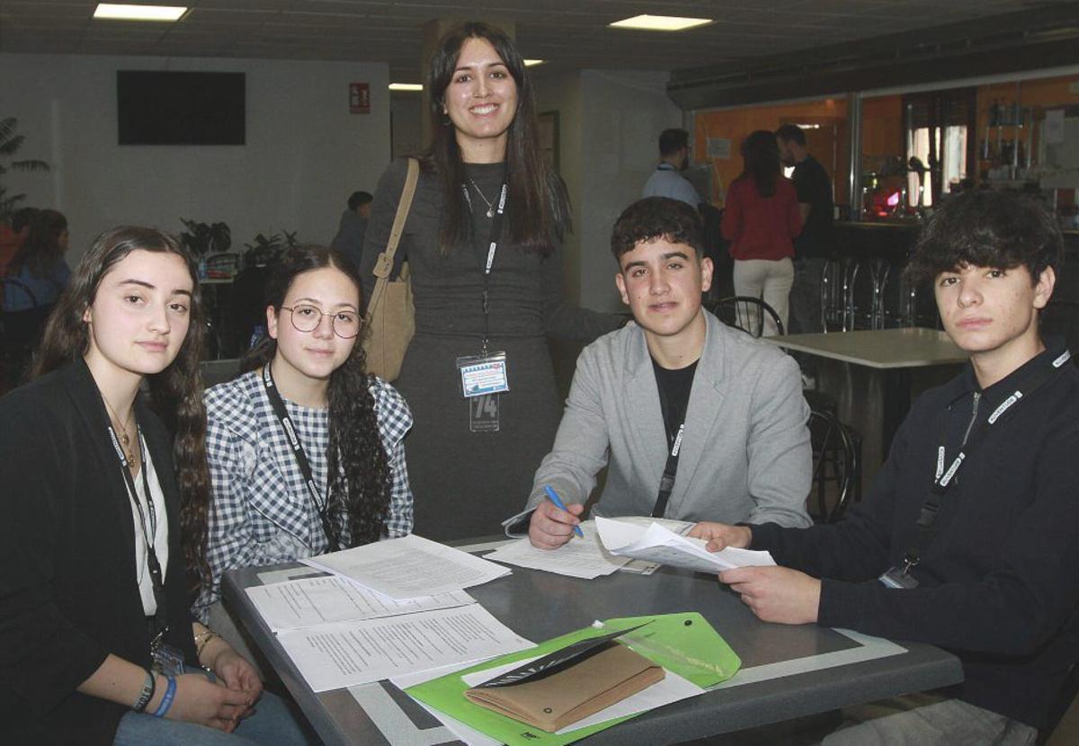 El equipo de debate del IES Lagoa de Antela. | IÑAKI OSORIO