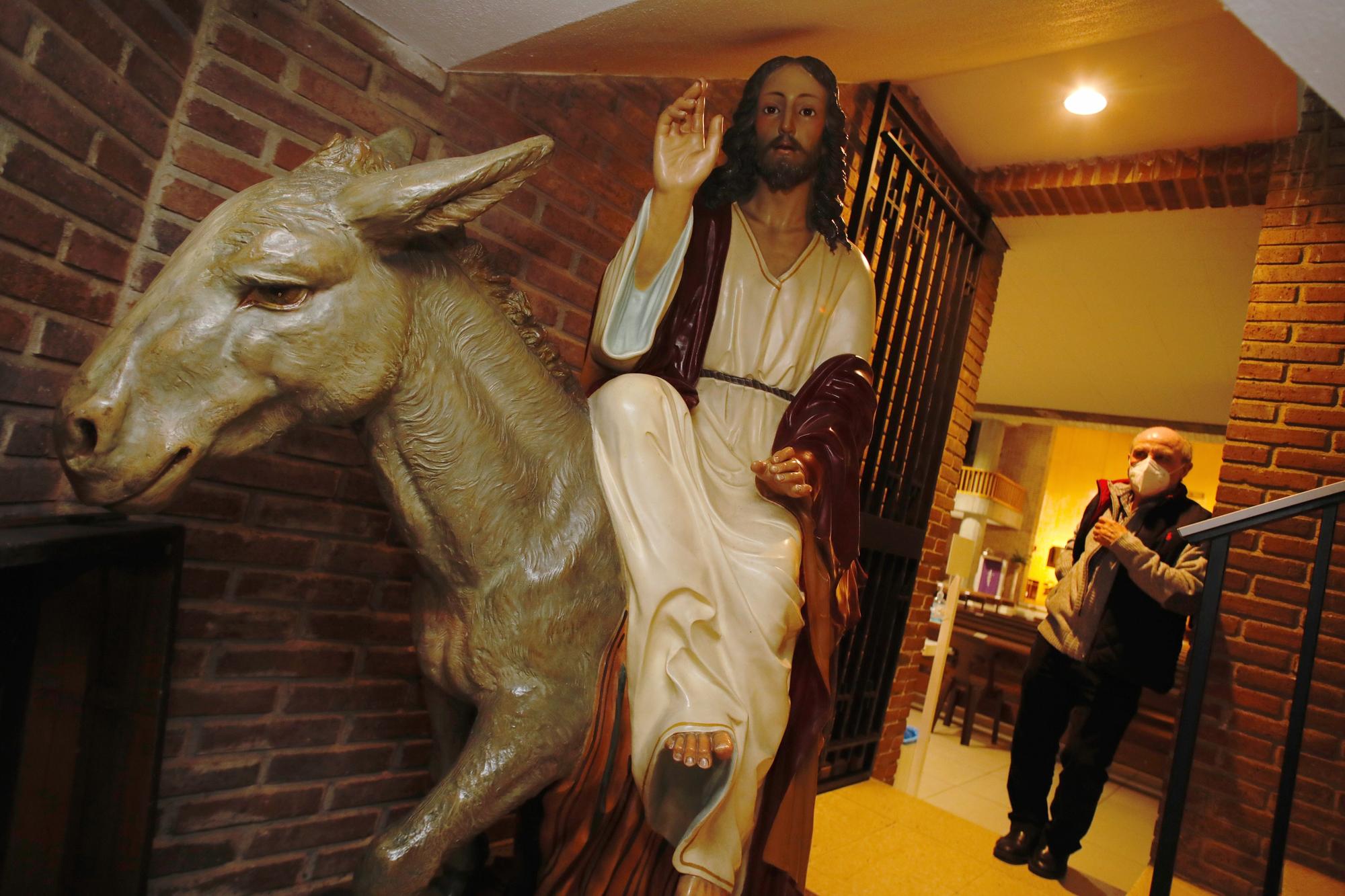 Fidel Gil, tras la borriquita de la iglesia de los Carmelitas.