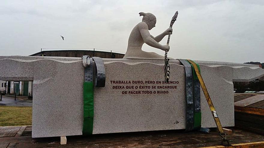 Traslado de la escultura de Teresa Portela a Aldán.   | // G.N.