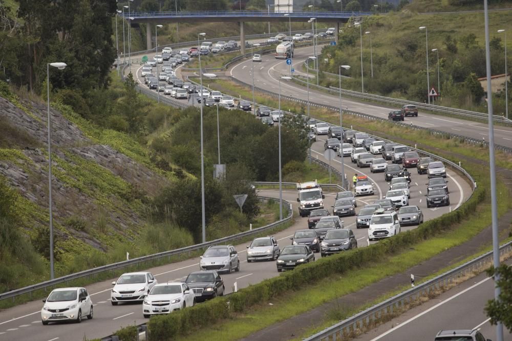 Retenciones en las carreteras asturianas tras el día de sol y playa