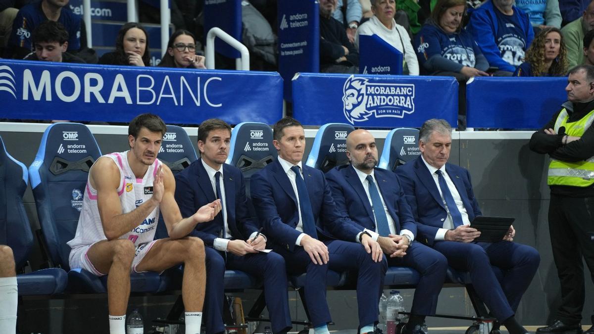 e izquierda a derecha: Nico Brussino, Asier Setién, Jaka Lakovic, Víctor García y Joan Pera, sentados en el banquillo claretiano en Andorra.