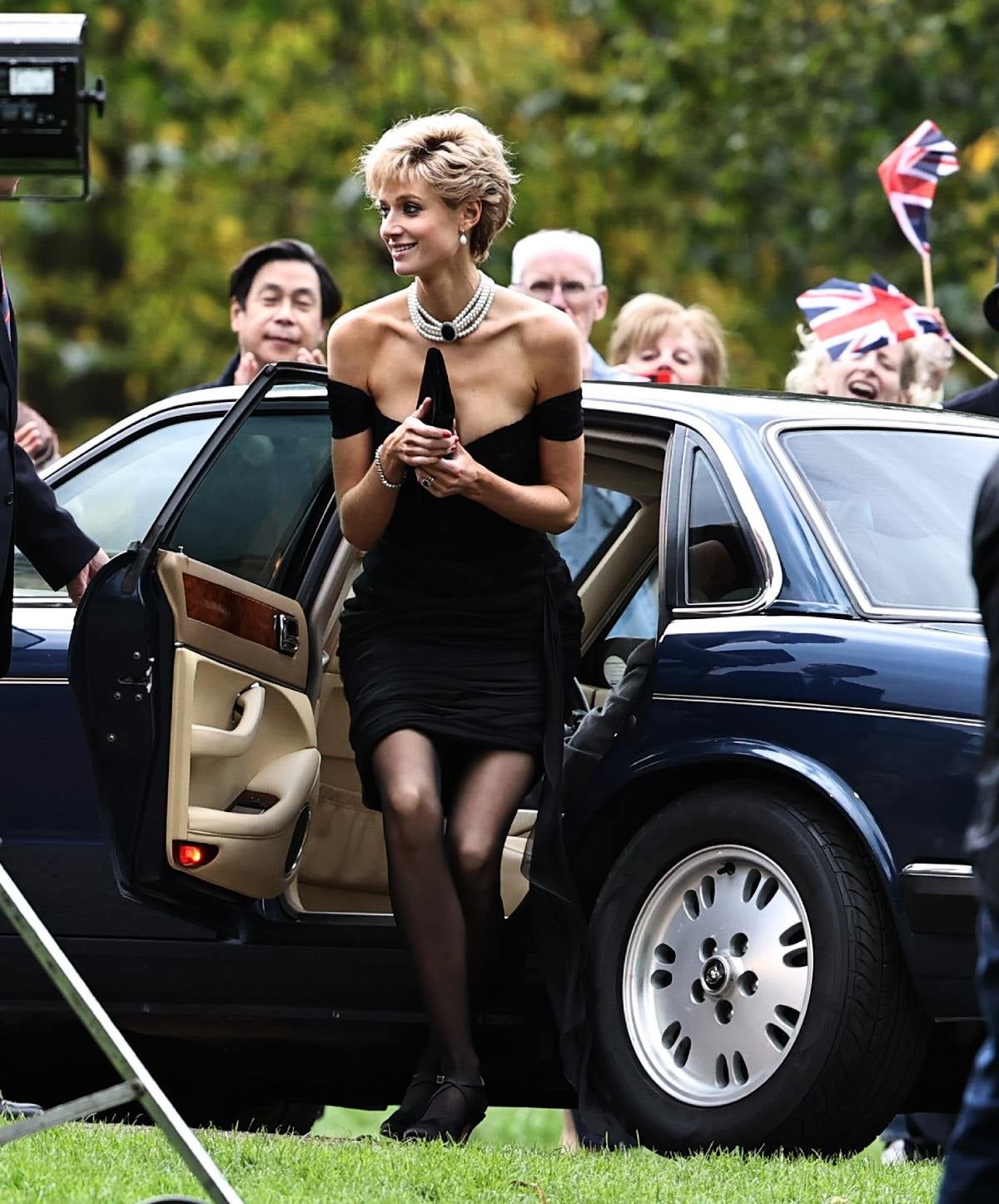 Elizabeth Debicki caracterizada como Lady Di en The Crown