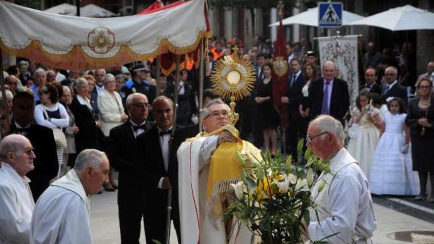 Ortigueira, rodeado de otros sacerdotes en la última procesión del Santísimo en la villa.//Bernabé / Javier Lalín