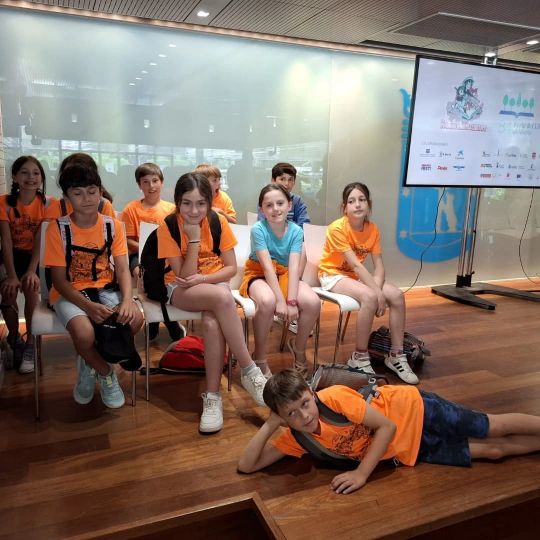 Candela Peña e os alumnos de CEIP Laredo, de Chapela, que gañaron un concurso de lectura na Feira de Madrid
