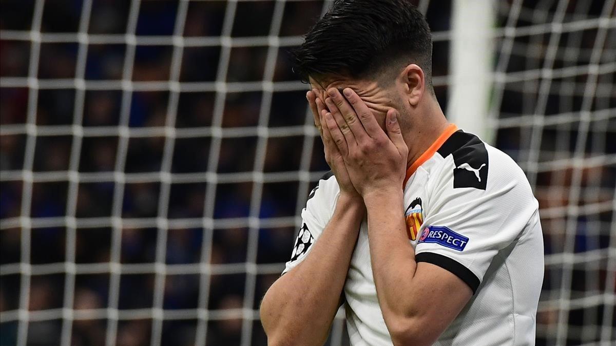 rpaniagua52372438 valencia s spanish midfielder carlos soler reacts after miss200224171407