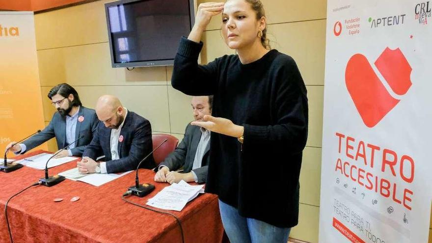 Por la izquierda, Javier Jiménez, Jesús Martínez Salvador y Santiago Moreno, durante la rueda de prensa, que fue traducida por una intérprete de signos.