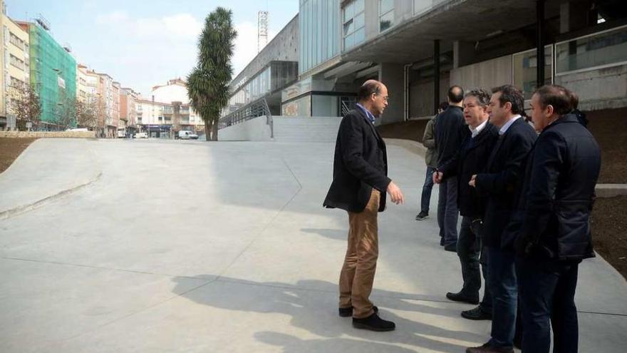 Lores, con técnicos y el concejal Luis Bará, en la visita de ayer a la parcela acondicionada. // R. Vázquez