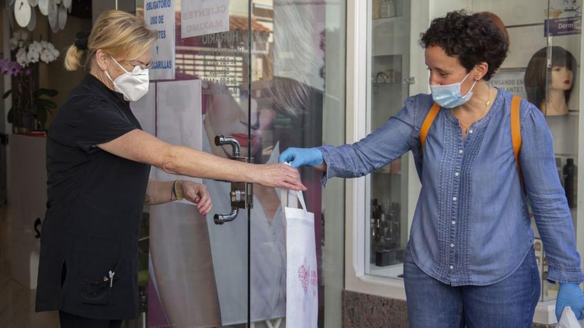 La alcaldesa de Onda, Carmina Ballester, durante una visita a un negocio local. | MEDITERRÁNEO