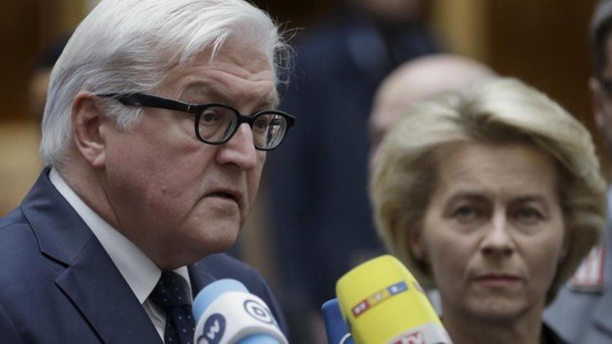 Steinmeier y Von der Leyen hablan ante los medios, este miércoles en Berlín.