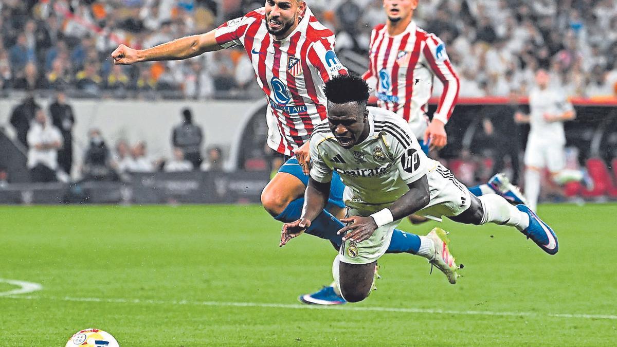 Vinícius cae en presencia de Hancko. |  STR