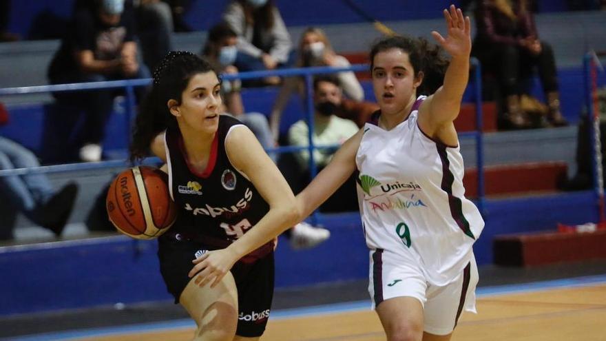 Paula Rodríguez controla el balón en un encuentro de esta temporada.