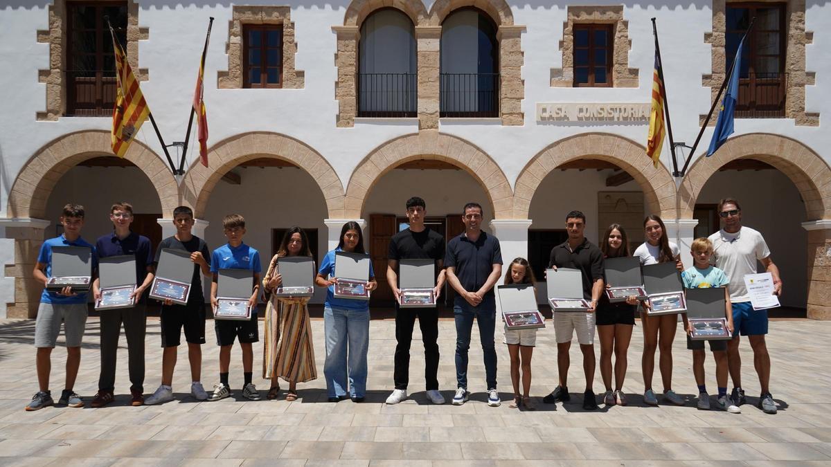 Una imagen de los 13 premiados en el Ayuntamiento de Santa Eulària.