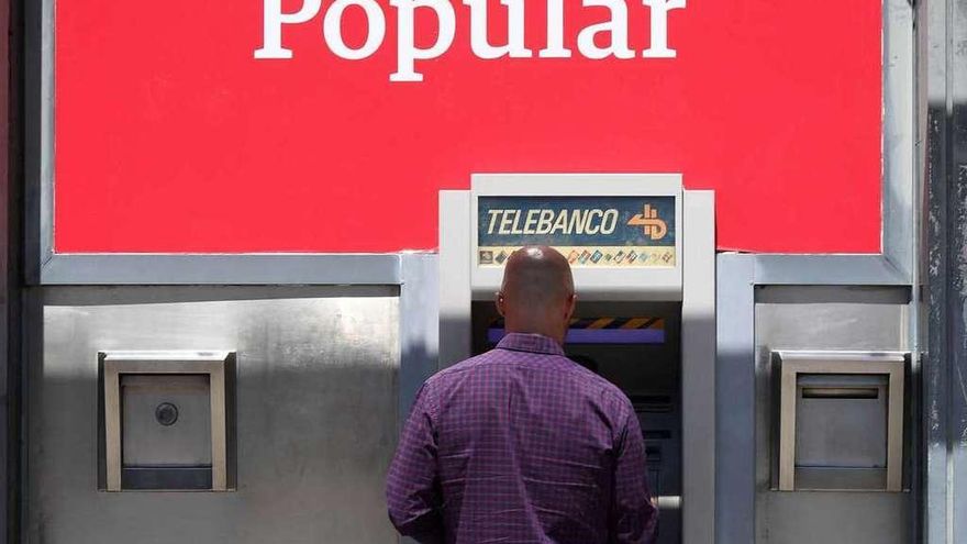 Un cliente retira dinero de un cajero del Banco Popular en A Coruña.