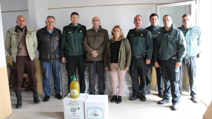 La Guardia Civil dona 790 litros de aceite