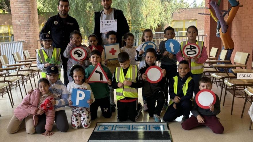 Los alumnos aprenden jugando la importancia de las normas viales. | L.O.