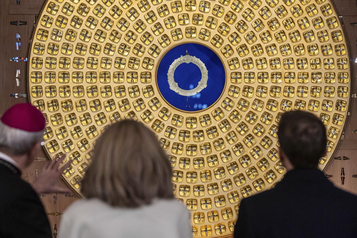 Emmanuel Macron mirando el relicario de la Corona de Espinas diseñado por Sylvain Dubuisson en la visita a la catedral, ya restaurada, a finales de noviembre.