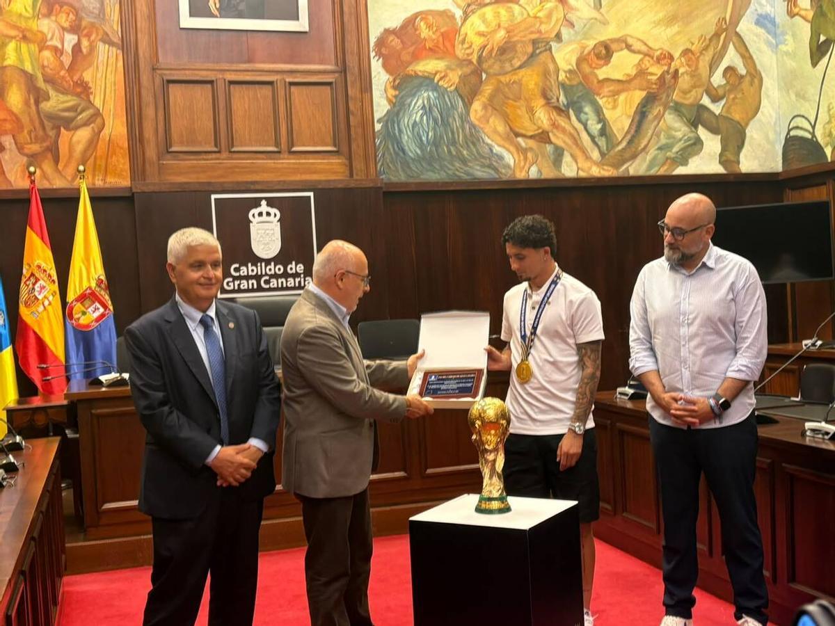 Recibimiento a Yeremy Pino en el Cabildo de Gran Canaria tras conquista la Copa de Mundo de Fútbol 2026