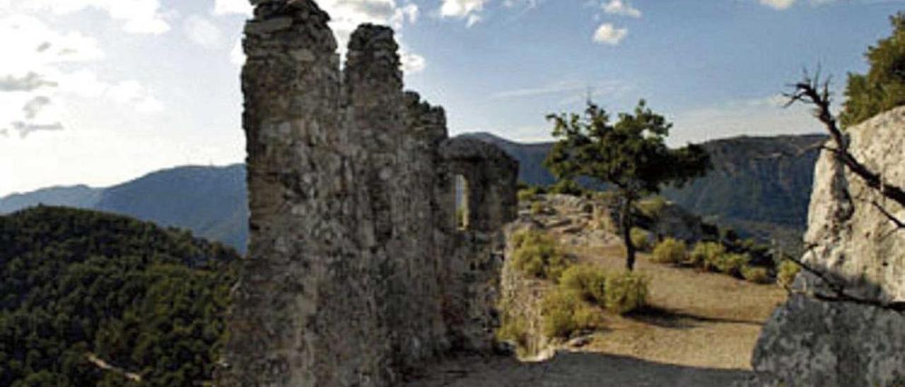 Las torres y murallas del castillo de Alaró, en riesgo de ruina inminente.