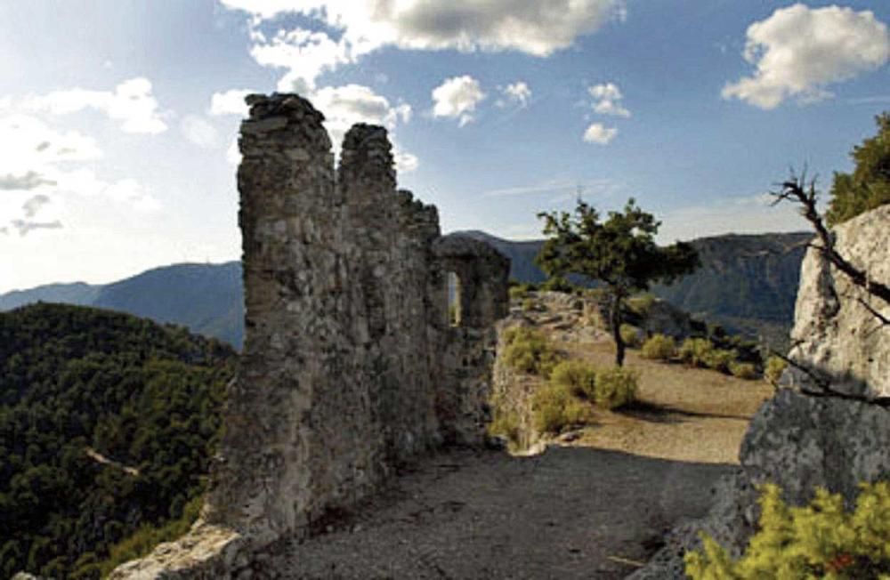 Las torres y murallas del castillo de Alaró, en riesgo de ruina inminente