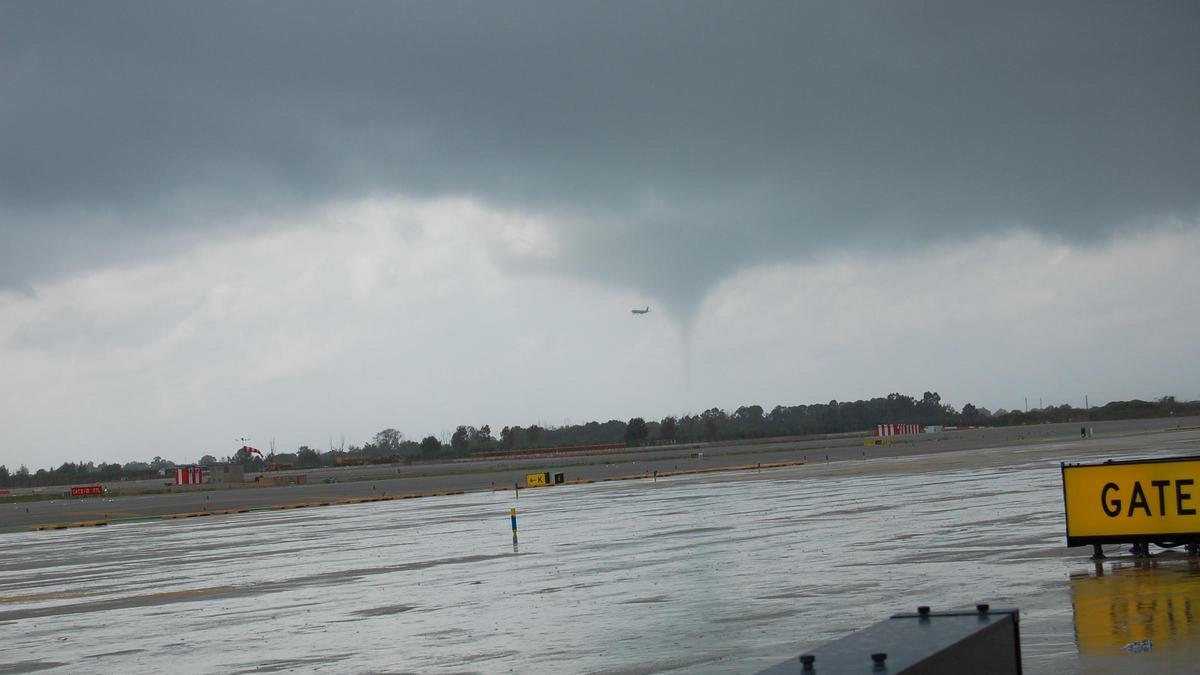 Imagen de archivo de un tornado en el Aeropuerto de El Prat de Barcelona.