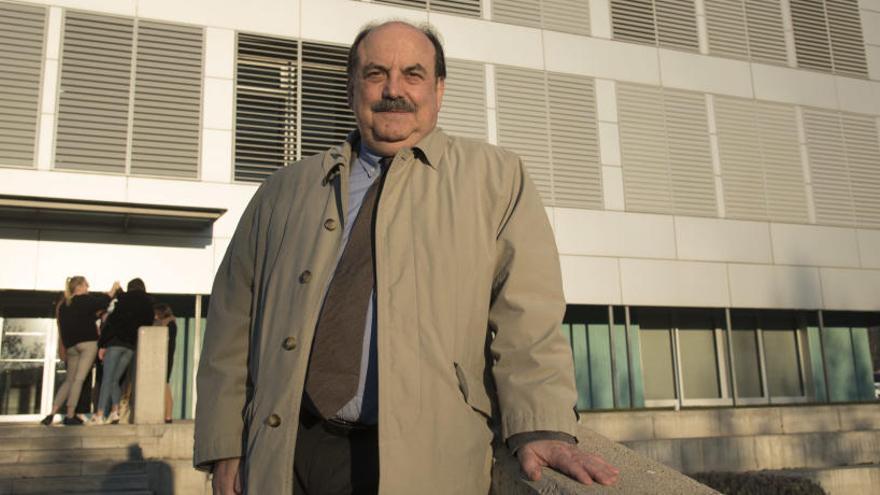 Josep-Eladi Baños, rector de la UVic-UCC, davant l&#039;edifici de la FUB a Manresa.