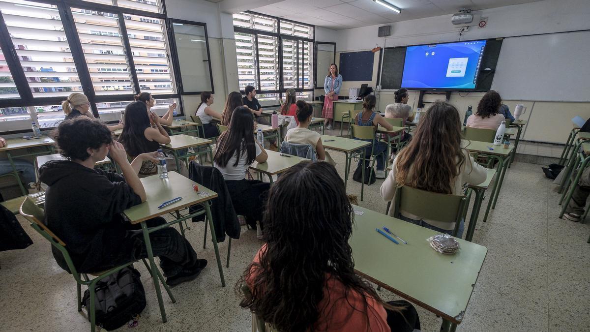 Un instante de la primera fase de las pruebas de acceso al Cuerpo de Maestros celebradas en el IES Isabel de España.