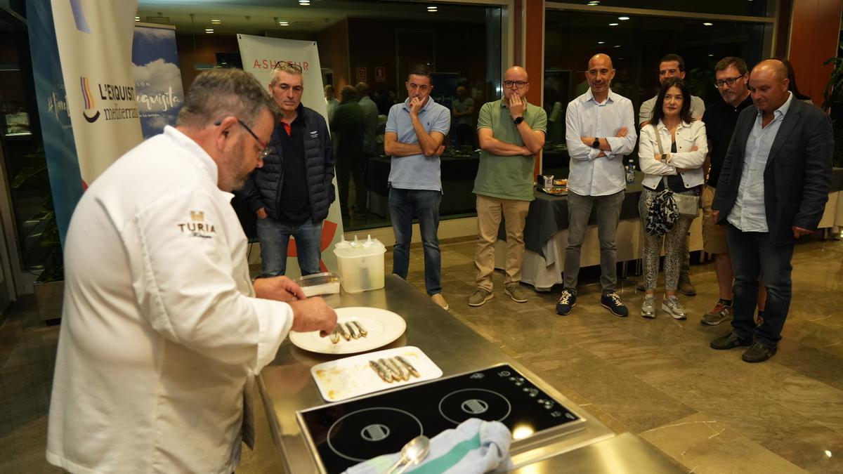 Algunos de los chefs que participan en la campaña realizaron un &#039;showcooking&#039; en directo durante la presentación.