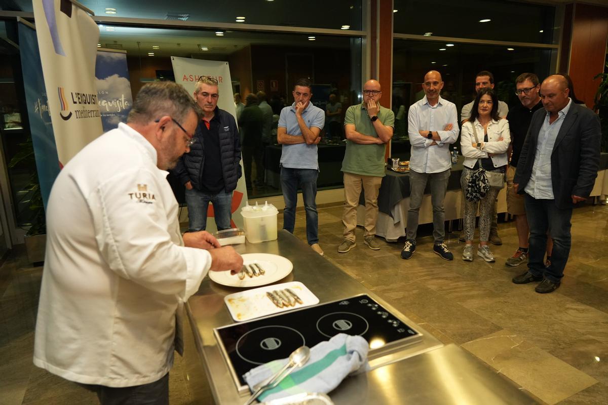 Francesc Colomer (Turisme Comunitat Valenciana), Luis Martí (Ashotur) y algunos de los chefs que participan en la campaña, durante la presentación de la misma en las instalaciones del CdT del Grau de Castelló.