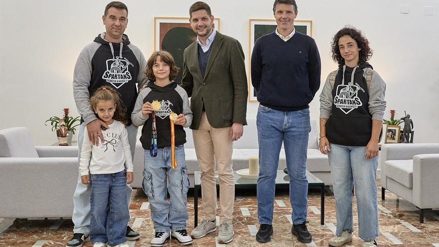 Gandia felicita al joven campeón de España de patinaje en estilo libre Eric Miñana