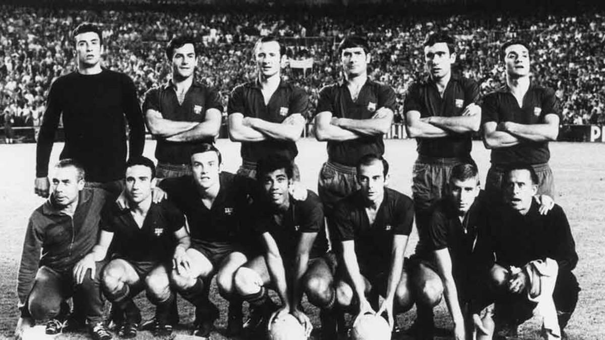 Los héroes del Bernabéu la noche del 11 de julio de 1968: Sadurní, Torres, Gallego, Eladio, Zabalza y Fusté (de pie). Claudio, Rifé II, Zaldúa, Mendonça, Pereda, Rexach y Mur (padre)
