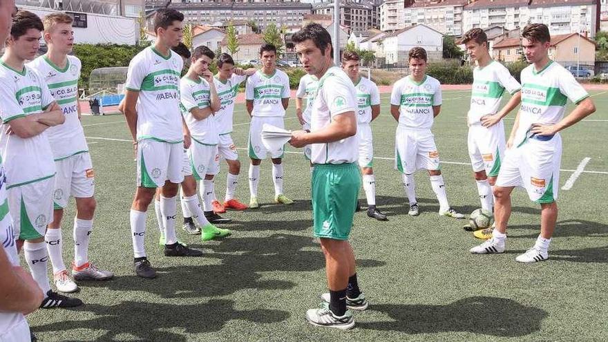 El técnico, Guillermo García, se dirige a los futbolistas, ayer en el campus. // I. Osorio