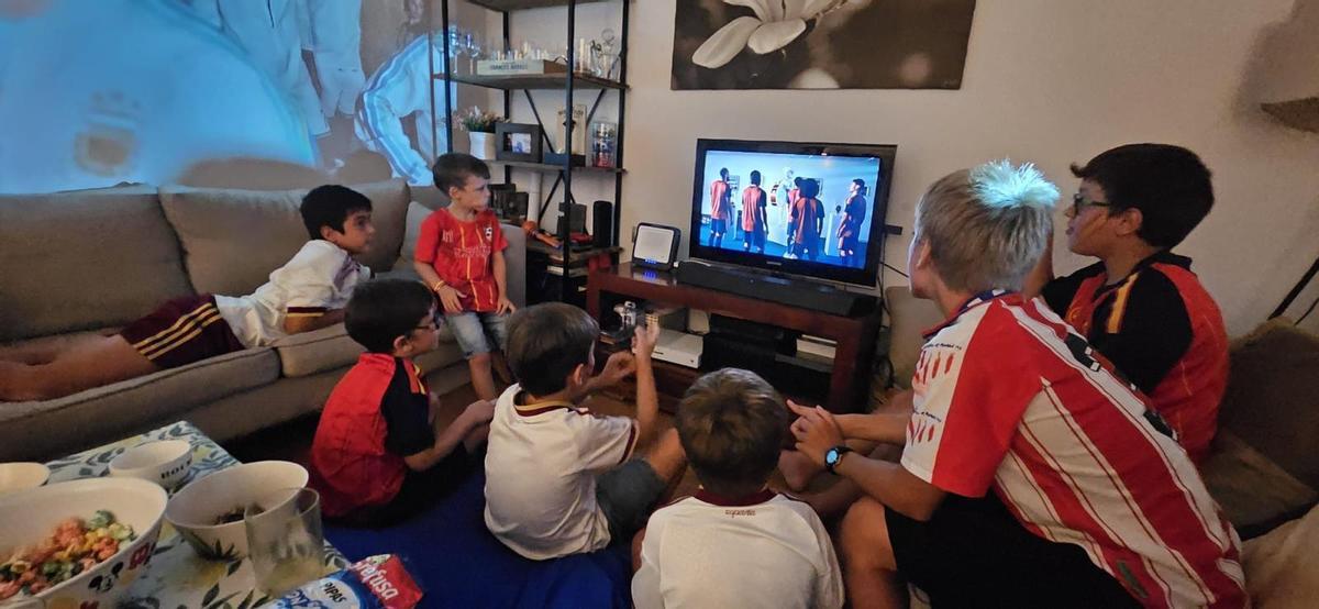 Está a punto de empezar la final del Mundial, no hay tiempo para cromos.