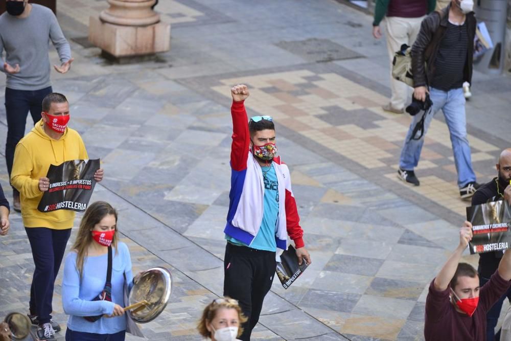 Los hosteleros protestan en las calles de Cartagena sin el apoyo de su patronal