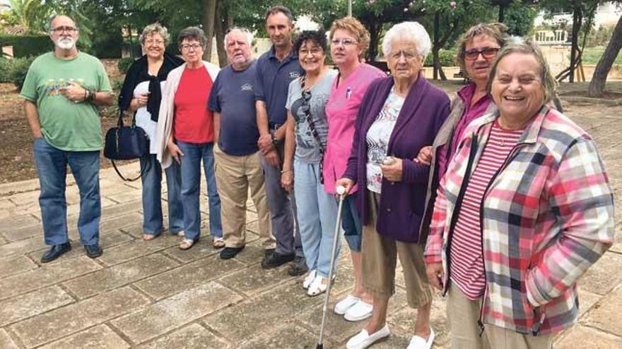 Varios vecinos concentrados en el parque de Mar d´Aral para quejarse de los insectos.