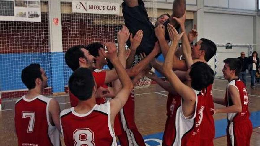 Los jugadores mantean a su técnico, Óscar Chao. // Bernabé/Luismy