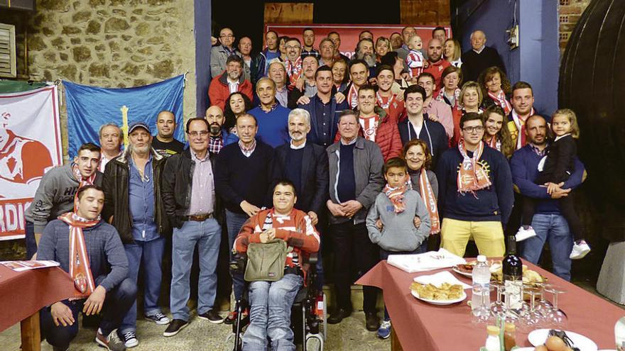 Foto de familia de la peña Villa de Nava y sus invitados.