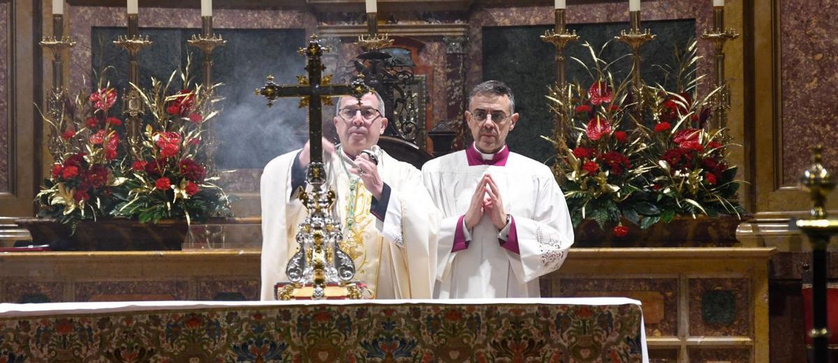 El obispo, Fernando Valera, en la misa pontifical de la Navidad celebrada este miércoles en la Catedral.
