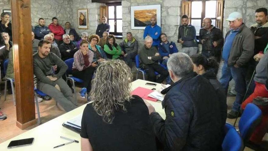 Algunos de los asistentes a la reunión celebrada ayer en Sotres.