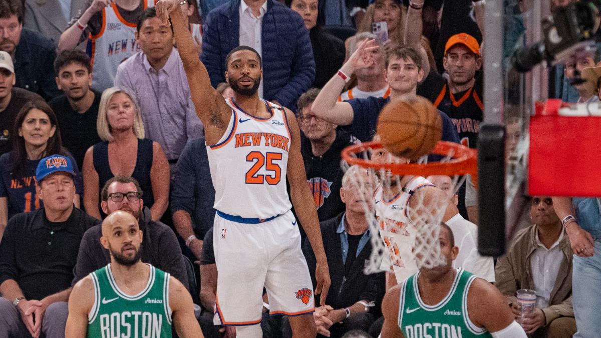 Mikal Bridges (c) de los Knicks encesta este viernes, en un partido de la NBA entre Boston Celtics y New York Knicks en el Madison Square Garden, en Nueva York (EE.UU.)