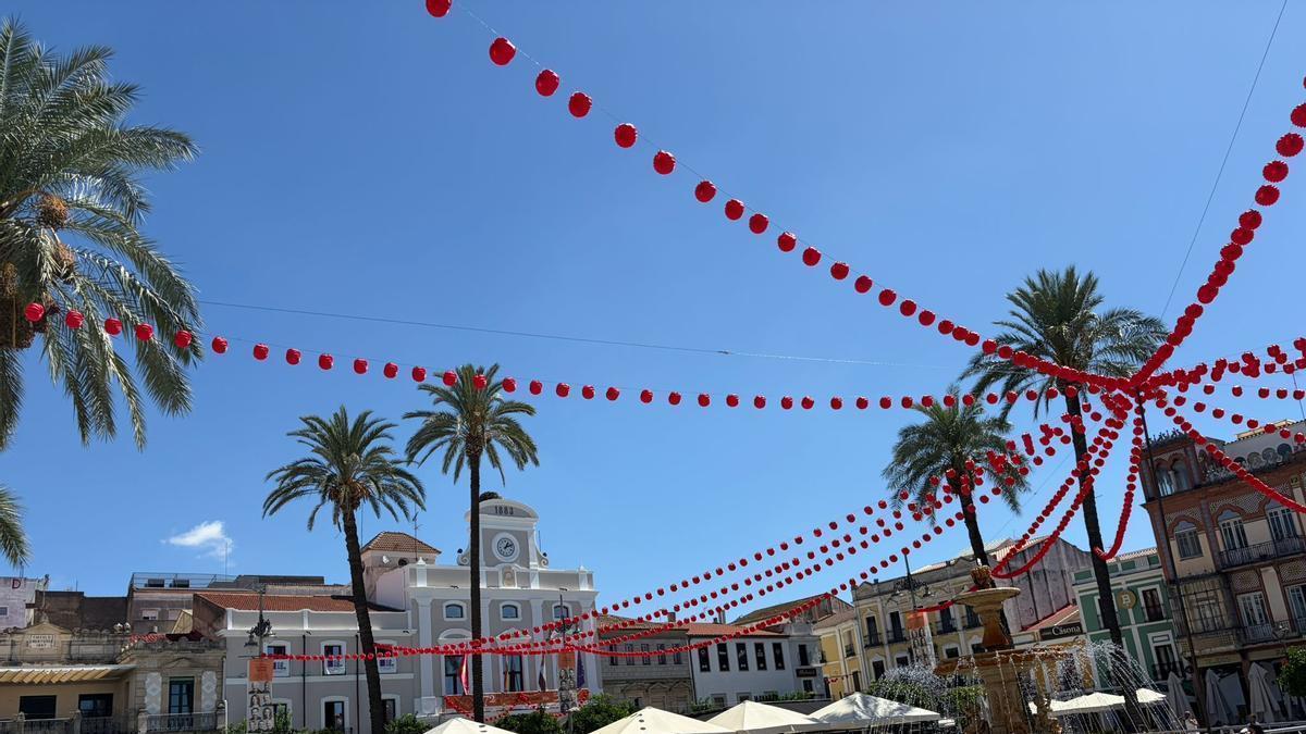 Mérida recupera su cielo lleno de farolillos rojos.