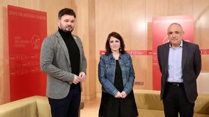 El republicano Gabriel Rufián y los socialistas Adriana Lastra y Rafael Simancas, el pasado martes en el Congreso.