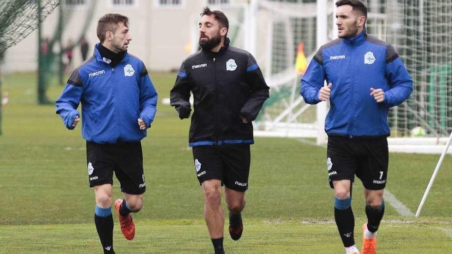 Cartabia y Lucas, junto al readaptador, Fran Molano, ayer en Abegondo.