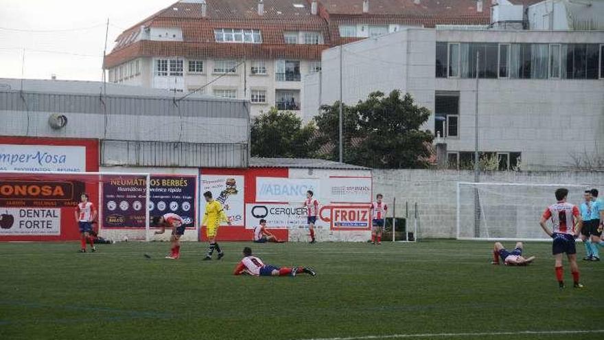 Los jugadores del Alondras, desolados tras el gol. // Gonzalo Núñez