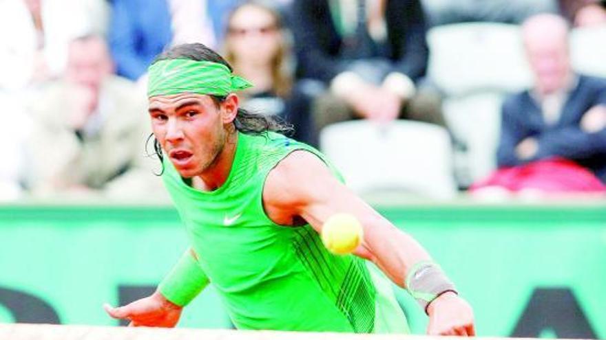 Rafa Nadal devuelve una bola durante su partido ante Bellucci.