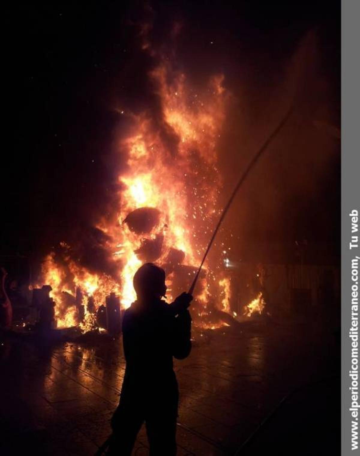 GALERÍA DE FOTOS - El fuego devora las fallas de la provincia.